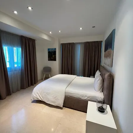 Aphrodite Plaza لارنكا