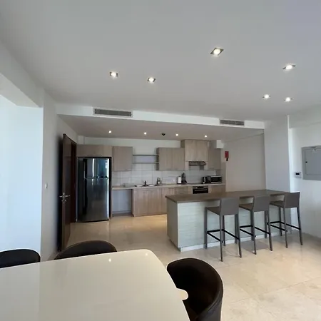 Aphrodite Plaza لارنكا